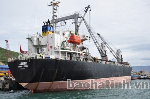 Tàu J.Shine Hồng Kong, chở thiết bị cho Dự án Formosa. Ảnh: Lê Dung Tàu J.Shine Hồng Kong, chở thiết bị cho Dự án Formosa. Ảnh: Lê Dung