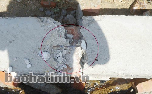 Một số hình ảnh đoạn mương bị sập lòi ra hệ thống bê tông giằng thành duy nhất chỉ có 1 cây thép?