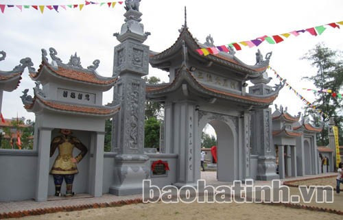 Tam quan đền Thượng (Xuân Giang – Nghi Xuân), di tích được trùng tu, tôn tạo bằng 100% nguồn vốn xã hội hóa. Ảnh: Thái Sinh