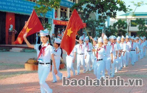 Học sinh các trường THCS trên địa bàn tỉnh luyện tập nghi thức Đội chuẩn bị khai giảng năm học mới. Ảnh: Phan Trâm