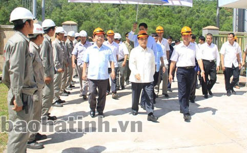 Thủ tướng Chính phủ nước CHDCND Lào Thoong Xỉnh Thăm Ma Vông và đoàn công tác thăm Công ty xăng dầu, dầu khí Vũng Áng. Ảnh: Bá Tân Thủ tướng Chính phủ nước CHDCND Lào Thoong Xỉnh Thăm Ma Vông và đoàn công tác thăm Công ty xăng dầu, dầu khí Vũng Áng. Ảnh: Bá Tân