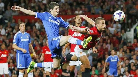 M.U (phải) không thể thắng Chelsea trên sân nhà