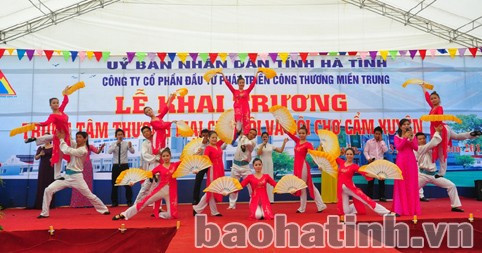 Tiết mục văn nghệ chào mừng tại lễ khai trương