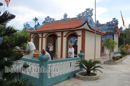 Nhà thờ đại tôn họ Nguyễn Hữu (Thôn Thanh Sơn, xã Thạch Lạc) hiên đang lưu giữ hơn 21 đạo sắc, chỉ và bằng của các triều đại thời Phong kiên phong tặng cho dòng họ.