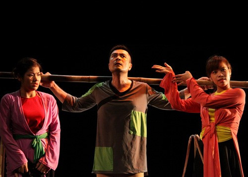 Ông Trương Ba bị giằng xé giữa hai bà vợ - Ảnh: Nhà hát cung cấp Ông Trương Ba bị giằng xé giữa hai bà vợ - Ảnh: Nhà hát cung cấp