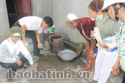 Cán bộ YTDP huyện Thạch Hà hướng dẫn người dân cách phát hiện bọ gậy. Ảnh: Tuấn Dũng