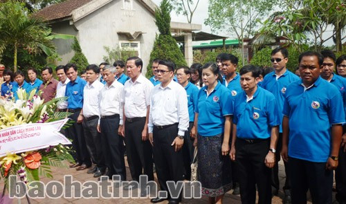 Lãnh đạo T.Ư Đoàn TNCS Hồ Chí Minh, T.Ư Đoàn thanh niên NDCM Lào và tỉnh Hà Tĩnh dâng hương tưởng niệm tại nhà lưu niên đồng chí Lý Tự Trọng (xã Việt Xuyên-Thạch Hà).