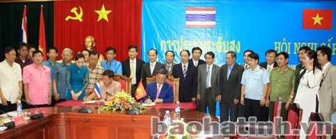 Ký biên bản ghi nhớ một số nội dung hợp tác tại Hội nghị cấp cao Hà Tĩnh - Nakhon Phanom ngày 5-8-2013. Ảnh: TL Ký biên bản ghi nhớ một số nội dung hợp tác tại Hội nghị cấp cao Hà Tĩnh - Nakhon Phanom ngày 5-8-2013. Ảnh: TL