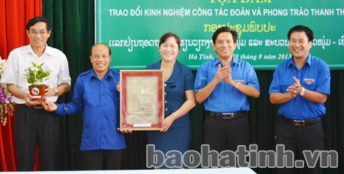 Tỉnh đoàn Khăm Muộn tặng quà cho lãnh đạo tỉnh Hà Tĩnh