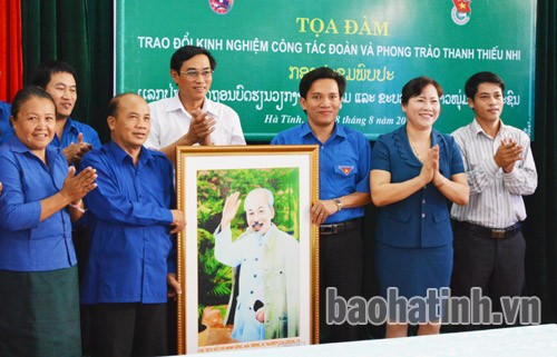 Tỉnh đoàn Hà Tĩnh tặng quà lưu niệm cho Tỉnh đoàn Khăm Muộn...