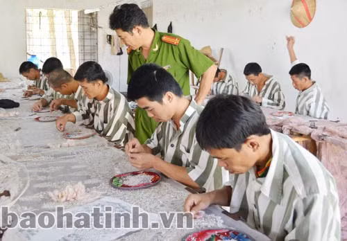 Phạm nhân trại giam Xuân Hà trong giờ lao động