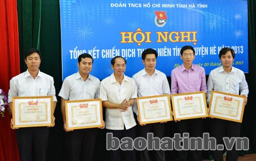 Phó Chủ tịch UBND tỉnh Nguyễn Thiện trao Bằng khen của T.Ư Đoàn TNCS Hồ Chí Minh cho các đơn vị có thành tích suất sắc trong thực hiện chiến dịch thanh niên tình nguyện hè 2013....