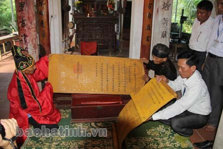 Khai mở hòm bộ sắc phong đền sắc, thôn Thanh Sơn, xã Thạch Lạc