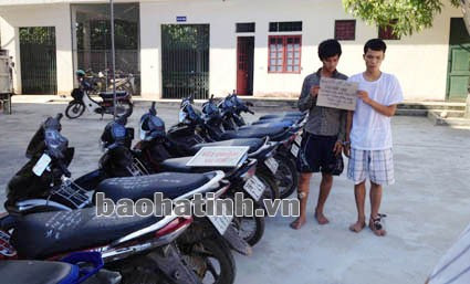 2 trong 3 đối tượng bị bắt và tang vật chuyên án TXM 2013. Ảnh: Xuân Lý – Đình Vũ 2 trong 3 đối tượng bị bắt và tang vật chuyên án TXM 2013. Ảnh: Xuân Lý – Đình Vũ