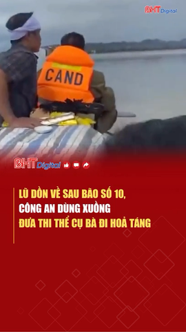 Lũ dồn về sau bão số 10, công an dùng xuồng đưa thi thể cụ bà đi hoả táng