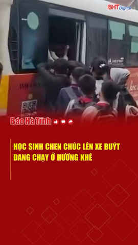 Học sinh chen chúc lên xe buýt đang chạy ở Hương Khê