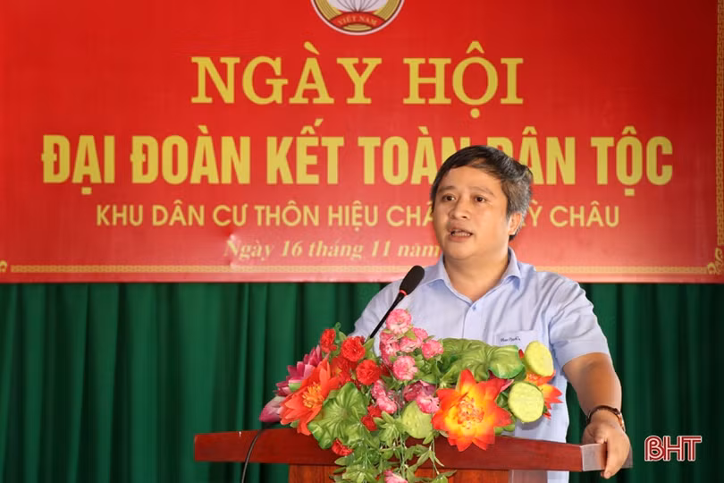 Chủ tịch UBND tỉnh Trần Tiến Hưng vui ngày hội Đại đoàn kết với người dân Kỳ Anh