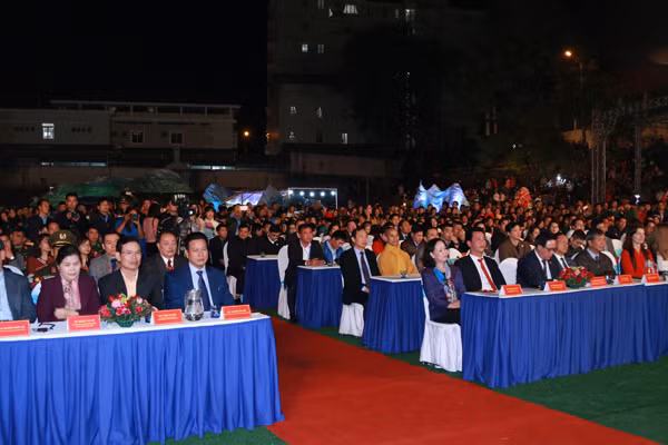 Hà Tĩnh trao hỗ trợ Hà Giang 500 triệu đồng tại đêm khai hội Hoa Tam giác mạch
