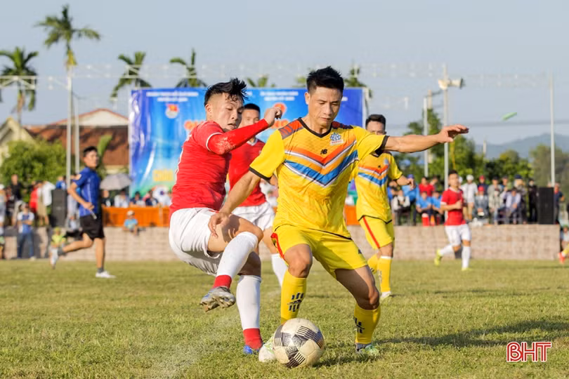 Cầu thủ Hồng Lĩnh Hà Tĩnh “so giò” với thanh niên Kỳ Anh