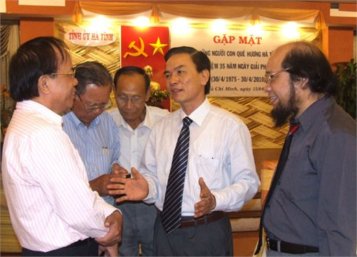 Phó Bí thư Thường trực Tỉnh uỷ Đinh Xuân Việt: "Con người là yếu tố quan trọng nhất thúc đẩy sự phát triển, Hà Tĩnh đang xây dựng đề án đào tạo, bồi dưỡng nguồn nhân lực cơ sở thời kỳ hội nhập...". Phó Bí thư Thường trực Tỉnh uỷ Đinh Xuân Việt: "Con người là yếu tố quan trọng nhất thúc đẩy sự phát triển, Hà Tĩnh đang xây dựng đề án đào tạo, bồi dưỡng nguồn nhân lực cơ sở thời kỳ hội nhập...".