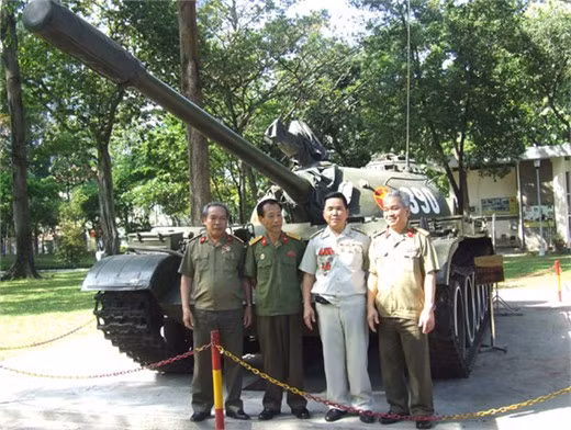 Đại tá Bùi Quang Thận - nguyên Trung uý, đại đội trưởng Đại đội 4, Tiểu đoàn 1, Lữ đoàn 203, Quân đoàn 2, chỉ huy chiếc xe tăng 843, tâm sự: "9h30'' ngày 30-4-1975, đơn vị chúng tôi vượt cầu Sài Gòn vào thành phố. Đơn vị bắn cháy một số xe thiết giáp của địch ở ngã tư Hàng Xanh. Sau đó, xe của đại đội chia nhau tiến theo các hướng, lấy mục tiêu cuối cùng là Dinh Độc Lập. Xe của tôi chỉ huy đi theo hướng cầu Thị Nghè, bắn cháy hai xe M41 của địch rồi tiến tới cổng phía tây của sở thú, sau đó húc đổ cổng phụ Dinh Độc Lập, cùng với xe tăng 390 tiến vào Dinh. Tôi trực tiếp đến tầng 2 gặp nội các Nguỵ quyền Sài Gòn, yêu cầu Dương Văn Minh cho người dẫn tới cột cờ của Dinh. Sau khi hoàn thành việc hạ cờ nguỵ, kéo cờ giải phóng lên cột cờ trên nóc Dinh Độc Lập, tôi tiếp tục trở lại xe chỉ huy đại đội thực hiện nhiệm vụ..." Cựu chiến binh Vũ Đăng Toàn - nguyên Trung uý, Chính trị viên Đại đội 4, Tiểu đoàn 1, Lữ đoàn 203, Quân đoàn 2, chỉ huy xe tăng 390, nhớ lại: "Đêm 29-4-1975, đơn vị chúng tôi được lệnh chiến đấu tại căn cứ Nước Trong của địch, đánh địch bỏ chạy về Sài Gòn. Đơn vị truy kích đến cầu Sông Buông trên đường 15 (cũ) thị bị địch đánh sập cầu nên phải chờ công binh khắc phục, đến gần sáng 30-4 mới vượt sông Sài Gòn tiến về nội ô. Vừa tiến vừa đánh địch, đến 10h45'', xe tăng 390 do tôi chỉ huy đến cửa dinh Độc Lập. Tôi ra lệnh "Húc đổ cổng, tiến!". Lái xe Nguyễn Văn Tập rú ga, húc đổ cổng chính Dinh Độc Lập, cùng với xe 843 húc đổ cổng phụ, tiến vào chiếm Dinh...". Phòng tiếp khách trong nước của Tổng thống Việt Nam Cộng hoà. Phòng tiếp khách nước ngoài của Tổng thống Việt Nam Cộng hoà. Máy bay F5E (máy bay chiến đấu do Mỹ sản xuất) là chiếc máy bay cùng loại với chiếc máy bay do Anh hùng Nguyễn Thành Trung dùng ném bom Dinh Độc Lập sáng 8-4-1975. Máy bay UH1 - loại máy bay Tổng thống Việt Nam Cộng hoà Nguyễn Văn Thiệu thường sử dụng phục vụ các cuộc kinh lý trước 1975. Từ năm 1990, Dinh Độc Lập chính thức mở cửa đón chào du khách đến thăm. Trung bình mỗi năm, điểm di tích lịh sử này đón từ 500 ngàn đến 700 ngàn lượt khách, trong đó trên 60% là khách quốc tế. Hàng triệu lượt người đã đến tìm hiểu lịch sử dinh thự và tận mắt chiêm ngưỡng công trình kiến trúc độc đáo này. Nằm trong chuỗi các hoạt động kỷ niệm 35 năm giải phóng miền Nam, trưng bày chuyên đề: "Từ Hiệp định Paris đến Chiến dịch Hồ Chí Minh qua tài liệu lưu trữ", khai mạc tại Dinh Độc Lập ngày 15-4 sẽ là điểm nhấn quan trọng. Đại lộ Lê Duẩn và Đài phun nước ở mặt tiền Dinh Độc Lập sau 35 năm giải phóng.