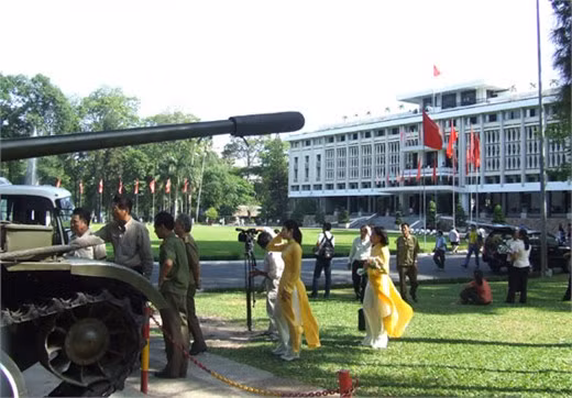 Đại tá Bùi Quang Thận - nguyên Trung uý, đại đội trưởng Đại đội 4, Tiểu đoàn 1, Lữ đoàn 203, Quân đoàn 2, chỉ huy chiếc xe tăng 843, tâm sự: "9h30'' ngày 30-4-1975, đơn vị chúng tôi vượt cầu Sài Gòn vào thành phố. Đơn vị bắn cháy một số xe thiết giáp của địch ở ngã tư Hàng Xanh. Sau đó, xe của đại đội chia nhau tiến theo các hướng, lấy mục tiêu cuối cùng là Dinh Độc Lập. Xe của tôi chỉ huy đi theo hướng cầu Thị Nghè, bắn cháy hai xe M41 của địch rồi tiến tới cổng phía tây của sở thú, sau đó húc đổ cổng phụ Dinh Độc Lập, cùng với xe tăng 390 tiến vào Dinh. Tôi trực tiếp đến tầng 2 gặp nội các Nguỵ quyền Sài Gòn, yêu cầu Dương Văn Minh cho người dẫn tới cột cờ của Dinh. Sau khi hoàn thành việc hạ cờ nguỵ, kéo cờ giải phóng lên cột cờ trên nóc Dinh Độc Lập, tôi tiếp tục trở lại xe chỉ huy đại đội thực hiện nhiệm vụ..." Cựu chiến binh Vũ Đăng Toàn - nguyên Trung uý, Chính trị viên Đại đội 4, Tiểu đoàn 1, Lữ đoàn 203, Quân đoàn 2, chỉ huy xe tăng 390, nhớ lại: "Đêm 29-4-1975, đơn vị chúng tôi được lệnh chiến đấu tại căn cứ Nước Trong của địch, đánh địch bỏ chạy về Sài Gòn. Đơn vị truy kích đến cầu Sông Buông trên đường 15 (cũ) thị bị địch đánh sập cầu nên phải chờ công binh khắc phục, đến gần sáng 30-4 mới vượt sông Sài Gòn tiến về nội ô. Vừa tiến vừa đánh địch, đến 10h45'', xe tăng 390 do tôi chỉ huy đến cửa dinh Độc Lập. Tôi ra lệnh "Húc đổ cổng, tiến!". Lái xe Nguyễn Văn Tập rú ga, húc đổ cổng chính Dinh Độc Lập, cùng với xe 843 húc đổ cổng phụ, tiến vào chiếm Dinh...". Phòng tiếp khách trong nước của Tổng thống Việt Nam Cộng hoà. Phòng tiếp khách nước ngoài của Tổng thống Việt Nam Cộng hoà. Máy bay F5E (máy bay chiến đấu do Mỹ sản xuất) là chiếc máy bay cùng loại với chiếc máy bay do Anh hùng Nguyễn Thành Trung dùng ném bom Dinh Độc Lập sáng 8-4-1975. Máy bay UH1 - loại máy bay Tổng thống Việt Nam Cộng hoà Nguyễn Văn Thiệu thường sử dụng phục vụ các cuộc kinh lý trước 1975. Từ năm 1990, Dinh Độc Lập chính thức mở cửa đón chào du khách đến thăm. Trung bình mỗi năm, điểm di tích lịh sử này đón từ 500 ngàn đến 700 ngàn lượt khách, trong đó trên 60% là khách quốc tế. Hàng triệu lượt người đã đến tìm hiểu lịch sử dinh thự và tận mắt chiêm ngưỡng công trình kiến trúc độc đáo này. Nằm trong chuỗi các hoạt động kỷ niệm 35 năm giải phóng miền Nam, trưng bày chuyên đề: "Từ Hiệp định Paris đến Chiến dịch Hồ Chí Minh qua tài liệu lưu trữ", khai mạc tại Dinh Độc Lập ngày 15-4 sẽ là điểm nhấn quan trọng. Đại lộ Lê Duẩn và Đài phun nước ở mặt tiền Dinh Độc Lập sau 35 năm giải phóng.