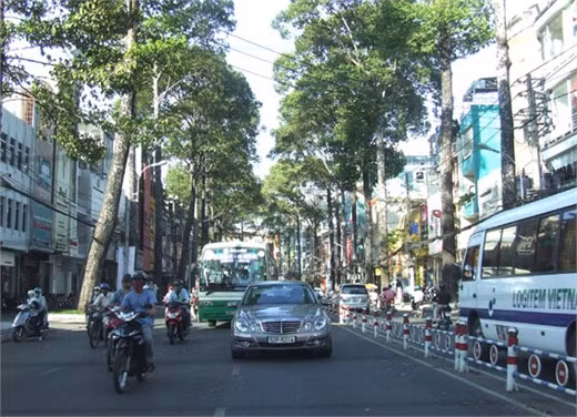 Đại tá Bùi Quang Thận - nguyên Trung uý, đại đội trưởng Đại đội 4, Tiểu đoàn 1, Lữ đoàn 203, Quân đoàn 2, chỉ huy chiếc xe tăng 843, tâm sự: "9h30'' ngày 30-4-1975, đơn vị chúng tôi vượt cầu Sài Gòn vào thành phố. Đơn vị bắn cháy một số xe thiết giáp của địch ở ngã tư Hàng Xanh. Sau đó, xe của đại đội chia nhau tiến theo các hướng, lấy mục tiêu cuối cùng là Dinh Độc Lập. Xe của tôi chỉ huy đi theo hướng cầu Thị Nghè, bắn cháy hai xe M41 của địch rồi tiến tới cổng phía tây của sở thú, sau đó húc đổ cổng phụ Dinh Độc Lập, cùng với xe tăng 390 tiến vào Dinh. Tôi trực tiếp đến tầng 2 gặp nội các Nguỵ quyền Sài Gòn, yêu cầu Dương Văn Minh cho người dẫn tới cột cờ của Dinh. Sau khi hoàn thành việc hạ cờ nguỵ, kéo cờ giải phóng lên cột cờ trên nóc Dinh Độc Lập, tôi tiếp tục trở lại xe chỉ huy đại đội thực hiện nhiệm vụ..." Cựu chiến binh Vũ Đăng Toàn - nguyên Trung uý, Chính trị viên Đại đội 4, Tiểu đoàn 1, Lữ đoàn 203, Quân đoàn 2, chỉ huy xe tăng 390, nhớ lại: "Đêm 29-4-1975, đơn vị chúng tôi được lệnh chiến đấu tại căn cứ Nước Trong của địch, đánh địch bỏ chạy về Sài Gòn. Đơn vị truy kích đến cầu Sông Buông trên đường 15 (cũ) thị bị địch đánh sập cầu nên phải chờ công binh khắc phục, đến gần sáng 30-4 mới vượt sông Sài Gòn tiến về nội ô. Vừa tiến vừa đánh địch, đến 10h45'', xe tăng 390 do tôi chỉ huy đến cửa dinh Độc Lập. Tôi ra lệnh "Húc đổ cổng, tiến!". Lái xe Nguyễn Văn Tập rú ga, húc đổ cổng chính Dinh Độc Lập, cùng với xe 843 húc đổ cổng phụ, tiến vào chiếm Dinh...". Phòng tiếp khách trong nước của Tổng thống Việt Nam Cộng hoà. Phòng tiếp khách nước ngoài của Tổng thống Việt Nam Cộng hoà. Máy bay F5E (máy bay chiến đấu do Mỹ sản xuất) là chiếc máy bay cùng loại với chiếc máy bay do Anh hùng Nguyễn Thành Trung dùng ném bom Dinh Độc Lập sáng 8-4-1975. Máy bay UH1 - loại máy bay Tổng thống Việt Nam Cộng hoà Nguyễn Văn Thiệu thường sử dụng phục vụ các cuộc kinh lý trước 1975. Từ năm 1990, Dinh Độc Lập chính thức mở cửa đón chào du khách đến thăm. Trung bình mỗi năm, điểm di tích lịh sử này đón từ 500 ngàn đến 700 ngàn lượt khách, trong đó trên 60% là khách quốc tế. Hàng triệu lượt người đã đến tìm hiểu lịch sử dinh thự và tận mắt chiêm ngưỡng công trình kiến trúc độc đáo này. Nằm trong chuỗi các hoạt động kỷ niệm 35 năm giải phóng miền Nam, trưng bày chuyên đề: "Từ Hiệp định Paris đến Chiến dịch Hồ Chí Minh qua tài liệu lưu trữ", khai mạc tại Dinh Độc Lập ngày 15-4 sẽ là điểm nhấn quan trọng. Đại lộ Lê Duẩn và Đài phun nước ở mặt tiền Dinh Độc Lập sau 35 năm giải phóng.
