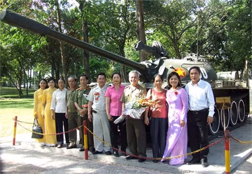 Đại tá Bùi Quang Thận - nguyên Trung uý, đại đội trưởng Đại đội 4, Tiểu đoàn 1, Lữ đoàn 203, Quân đoàn 2, chỉ huy chiếc xe tăng 843, tâm sự: "9h30'' ngày 30-4-1975, đơn vị chúng tôi vượt cầu Sài Gòn vào thành phố. Đơn vị bắn cháy một số xe thiết giáp của địch ở ngã tư Hàng Xanh. Sau đó, xe của đại đội chia nhau tiến theo các hướng, lấy mục tiêu cuối cùng là Dinh Độc Lập. Xe của tôi chỉ huy đi theo hướng cầu Thị Nghè, bắn cháy hai xe M41 của địch rồi tiến tới cổng phía tây của sở thú, sau đó húc đổ cổng phụ Dinh Độc Lập, cùng với xe tăng 390 tiến vào Dinh. Tôi trực tiếp đến tầng 2 gặp nội các Nguỵ quyền Sài Gòn, yêu cầu Dương Văn Minh cho người dẫn tới cột cờ của Dinh. Sau khi hoàn thành việc hạ cờ nguỵ, kéo cờ giải phóng lên cột cờ trên nóc Dinh Độc Lập, tôi tiếp tục trở lại xe chỉ huy đại đội thực hiện nhiệm vụ..." Cựu chiến binh Vũ Đăng Toàn - nguyên Trung uý, Chính trị viên Đại đội 4, Tiểu đoàn 1, Lữ đoàn 203, Quân đoàn 2, chỉ huy xe tăng 390, nhớ lại: "Đêm 29-4-1975, đơn vị chúng tôi được lệnh chiến đấu tại căn cứ Nước Trong của địch, đánh địch bỏ chạy về Sài Gòn. Đơn vị truy kích đến cầu Sông Buông trên đường 15 (cũ) thị bị địch đánh sập cầu nên phải chờ công binh khắc phục, đến gần sáng 30-4 mới vượt sông Sài Gòn tiến về nội ô. Vừa tiến vừa đánh địch, đến 10h45'', xe tăng 390 do tôi chỉ huy đến cửa dinh Độc Lập. Tôi ra lệnh "Húc đổ cổng, tiến!". Lái xe Nguyễn Văn Tập rú ga, húc đổ cổng chính Dinh Độc Lập, cùng với xe 843 húc đổ cổng phụ, tiến vào chiếm Dinh...". Phòng tiếp khách trong nước của Tổng thống Việt Nam Cộng hoà. Phòng tiếp khách nước ngoài của Tổng thống Việt Nam Cộng hoà. Máy bay F5E (máy bay chiến đấu do Mỹ sản xuất) là chiếc máy bay cùng loại với chiếc máy bay do Anh hùng Nguyễn Thành Trung dùng ném bom Dinh Độc Lập sáng 8-4-1975. Máy bay UH1 - loại máy bay Tổng thống Việt Nam Cộng hoà Nguyễn Văn Thiệu thường sử dụng phục vụ các cuộc kinh lý trước 1975. Từ năm 1990, Dinh Độc Lập chính thức mở cửa đón chào du khách đến thăm. Trung bình mỗi năm, điểm di tích lịh sử này đón từ 500 ngàn đến 700 ngàn lượt khách, trong đó trên 60% là khách quốc tế. Hàng triệu lượt người đã đến tìm hiểu lịch sử dinh thự và tận mắt chiêm ngưỡng công trình kiến trúc độc đáo này. Nằm trong chuỗi các hoạt động kỷ niệm 35 năm giải phóng miền Nam, trưng bày chuyên đề: "Từ Hiệp định Paris đến Chiến dịch Hồ Chí Minh qua tài liệu lưu trữ", khai mạc tại Dinh Độc Lập ngày 15-4 sẽ là điểm nhấn quan trọng. Đại lộ Lê Duẩn và Đài phun nước ở mặt tiền Dinh Độc Lập sau 35 năm giải phóng.