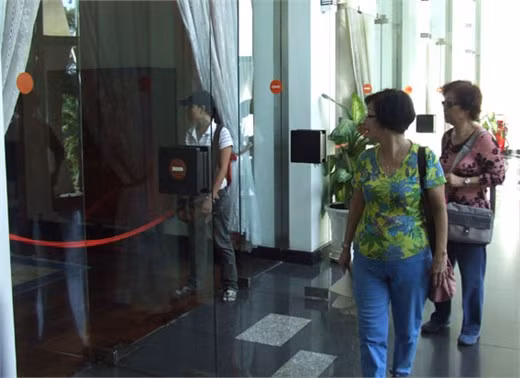 Đại tá Bùi Quang Thận - nguyên Trung uý, đại đội trưởng Đại đội 4, Tiểu đoàn 1, Lữ đoàn 203, Quân đoàn 2, chỉ huy chiếc xe tăng 843, tâm sự: "9h30'' ngày 30-4-1975, đơn vị chúng tôi vượt cầu Sài Gòn vào thành phố. Đơn vị bắn cháy một số xe thiết giáp của địch ở ngã tư Hàng Xanh. Sau đó, xe của đại đội chia nhau tiến theo các hướng, lấy mục tiêu cuối cùng là Dinh Độc Lập. Xe của tôi chỉ huy đi theo hướng cầu Thị Nghè, bắn cháy hai xe M41 của địch rồi tiến tới cổng phía tây của sở thú, sau đó húc đổ cổng phụ Dinh Độc Lập, cùng với xe tăng 390 tiến vào Dinh. Tôi trực tiếp đến tầng 2 gặp nội các Nguỵ quyền Sài Gòn, yêu cầu Dương Văn Minh cho người dẫn tới cột cờ của Dinh. Sau khi hoàn thành việc hạ cờ nguỵ, kéo cờ giải phóng lên cột cờ trên nóc Dinh Độc Lập, tôi tiếp tục trở lại xe chỉ huy đại đội thực hiện nhiệm vụ..." Cựu chiến binh Vũ Đăng Toàn - nguyên Trung uý, Chính trị viên Đại đội 4, Tiểu đoàn 1, Lữ đoàn 203, Quân đoàn 2, chỉ huy xe tăng 390, nhớ lại: "Đêm 29-4-1975, đơn vị chúng tôi được lệnh chiến đấu tại căn cứ Nước Trong của địch, đánh địch bỏ chạy về Sài Gòn. Đơn vị truy kích đến cầu Sông Buông trên đường 15 (cũ) thị bị địch đánh sập cầu nên phải chờ công binh khắc phục, đến gần sáng 30-4 mới vượt sông Sài Gòn tiến về nội ô. Vừa tiến vừa đánh địch, đến 10h45'', xe tăng 390 do tôi chỉ huy đến cửa dinh Độc Lập. Tôi ra lệnh "Húc đổ cổng, tiến!". Lái xe Nguyễn Văn Tập rú ga, húc đổ cổng chính Dinh Độc Lập, cùng với xe 843 húc đổ cổng phụ, tiến vào chiếm Dinh...". Phòng tiếp khách trong nước của Tổng thống Việt Nam Cộng hoà. Phòng tiếp khách nước ngoài của Tổng thống Việt Nam Cộng hoà. Máy bay F5E (máy bay chiến đấu do Mỹ sản xuất) là chiếc máy bay cùng loại với chiếc máy bay do Anh hùng Nguyễn Thành Trung dùng ném bom Dinh Độc Lập sáng 8-4-1975. Máy bay UH1 - loại máy bay Tổng thống Việt Nam Cộng hoà Nguyễn Văn Thiệu thường sử dụng phục vụ các cuộc kinh lý trước 1975. Từ năm 1990, Dinh Độc Lập chính thức mở cửa đón chào du khách đến thăm. Trung bình mỗi năm, điểm di tích lịh sử này đón từ 500 ngàn đến 700 ngàn lượt khách, trong đó trên 60% là khách quốc tế. Hàng triệu lượt người đã đến tìm hiểu lịch sử dinh thự và tận mắt chiêm ngưỡng công trình kiến trúc độc đáo này. Nằm trong chuỗi các hoạt động kỷ niệm 35 năm giải phóng miền Nam, trưng bày chuyên đề: "Từ Hiệp định Paris đến Chiến dịch Hồ Chí Minh qua tài liệu lưu trữ", khai mạc tại Dinh Độc Lập ngày 15-4 sẽ là điểm nhấn quan trọng. Đại lộ Lê Duẩn và Đài phun nước ở mặt tiền Dinh Độc Lập sau 35 năm giải phóng.
