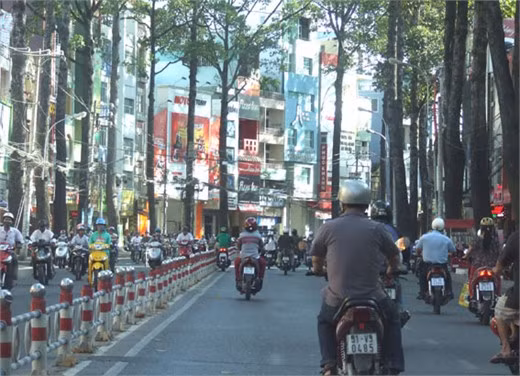 Đại tá Bùi Quang Thận - nguyên Trung uý, đại đội trưởng Đại đội 4, Tiểu đoàn 1, Lữ đoàn 203, Quân đoàn 2, chỉ huy chiếc xe tăng 843, tâm sự: "9h30'' ngày 30-4-1975, đơn vị chúng tôi vượt cầu Sài Gòn vào thành phố. Đơn vị bắn cháy một số xe thiết giáp của địch ở ngã tư Hàng Xanh. Sau đó, xe của đại đội chia nhau tiến theo các hướng, lấy mục tiêu cuối cùng là Dinh Độc Lập. Xe của tôi chỉ huy đi theo hướng cầu Thị Nghè, bắn cháy hai xe M41 của địch rồi tiến tới cổng phía tây của sở thú, sau đó húc đổ cổng phụ Dinh Độc Lập, cùng với xe tăng 390 tiến vào Dinh. Tôi trực tiếp đến tầng 2 gặp nội các Nguỵ quyền Sài Gòn, yêu cầu Dương Văn Minh cho người dẫn tới cột cờ của Dinh. Sau khi hoàn thành việc hạ cờ nguỵ, kéo cờ giải phóng lên cột cờ trên nóc Dinh Độc Lập, tôi tiếp tục trở lại xe chỉ huy đại đội thực hiện nhiệm vụ..." Cựu chiến binh Vũ Đăng Toàn - nguyên Trung uý, Chính trị viên Đại đội 4, Tiểu đoàn 1, Lữ đoàn 203, Quân đoàn 2, chỉ huy xe tăng 390, nhớ lại: "Đêm 29-4-1975, đơn vị chúng tôi được lệnh chiến đấu tại căn cứ Nước Trong của địch, đánh địch bỏ chạy về Sài Gòn. Đơn vị truy kích đến cầu Sông Buông trên đường 15 (cũ) thị bị địch đánh sập cầu nên phải chờ công binh khắc phục, đến gần sáng 30-4 mới vượt sông Sài Gòn tiến về nội ô. Vừa tiến vừa đánh địch, đến 10h45'', xe tăng 390 do tôi chỉ huy đến cửa dinh Độc Lập. Tôi ra lệnh "Húc đổ cổng, tiến!". Lái xe Nguyễn Văn Tập rú ga, húc đổ cổng chính Dinh Độc Lập, cùng với xe 843 húc đổ cổng phụ, tiến vào chiếm Dinh...". Phòng tiếp khách trong nước của Tổng thống Việt Nam Cộng hoà. Phòng tiếp khách nước ngoài của Tổng thống Việt Nam Cộng hoà. Máy bay F5E (máy bay chiến đấu do Mỹ sản xuất) là chiếc máy bay cùng loại với chiếc máy bay do Anh hùng Nguyễn Thành Trung dùng ném bom Dinh Độc Lập sáng 8-4-1975. Máy bay UH1 - loại máy bay Tổng thống Việt Nam Cộng hoà Nguyễn Văn Thiệu thường sử dụng phục vụ các cuộc kinh lý trước 1975. Từ năm 1990, Dinh Độc Lập chính thức mở cửa đón chào du khách đến thăm. Trung bình mỗi năm, điểm di tích lịh sử này đón từ 500 ngàn đến 700 ngàn lượt khách, trong đó trên 60% là khách quốc tế. Hàng triệu lượt người đã đến tìm hiểu lịch sử dinh thự và tận mắt chiêm ngưỡng công trình kiến trúc độc đáo này. Nằm trong chuỗi các hoạt động kỷ niệm 35 năm giải phóng miền Nam, trưng bày chuyên đề: "Từ Hiệp định Paris đến Chiến dịch Hồ Chí Minh qua tài liệu lưu trữ", khai mạc tại Dinh Độc Lập ngày 15-4 sẽ là điểm nhấn quan trọng. Đại lộ Lê Duẩn và Đài phun nước ở mặt tiền Dinh Độc Lập sau 35 năm giải phóng.