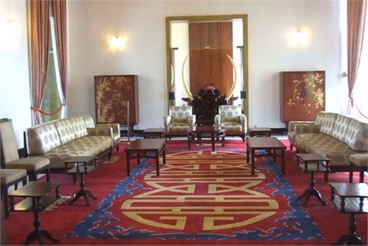 Đại tá Bùi Quang Thận - nguyên Trung uý, đại đội trưởng Đại đội 4, Tiểu đoàn 1, Lữ đoàn 203, Quân đoàn 2, chỉ huy chiếc xe tăng 843, tâm sự: "9h30'' ngày 30-4-1975, đơn vị chúng tôi vượt cầu Sài Gòn vào thành phố. Đơn vị bắn cháy một số xe thiết giáp của địch ở ngã tư Hàng Xanh. Sau đó, xe của đại đội chia nhau tiến theo các hướng, lấy mục tiêu cuối cùng là Dinh Độc Lập. Xe của tôi chỉ huy đi theo hướng cầu Thị Nghè, bắn cháy hai xe M41 của địch rồi tiến tới cổng phía tây của sở thú, sau đó húc đổ cổng phụ Dinh Độc Lập, cùng với xe tăng 390 tiến vào Dinh. Tôi trực tiếp đến tầng 2 gặp nội các Nguỵ quyền Sài Gòn, yêu cầu Dương Văn Minh cho người dẫn tới cột cờ của Dinh. Sau khi hoàn thành việc hạ cờ nguỵ, kéo cờ giải phóng lên cột cờ trên nóc Dinh Độc Lập, tôi tiếp tục trở lại xe chỉ huy đại đội thực hiện nhiệm vụ..." Cựu chiến binh Vũ Đăng Toàn - nguyên Trung uý, Chính trị viên Đại đội 4, Tiểu đoàn 1, Lữ đoàn 203, Quân đoàn 2, chỉ huy xe tăng 390, nhớ lại: "Đêm 29-4-1975, đơn vị chúng tôi được lệnh chiến đấu tại căn cứ Nước Trong của địch, đánh địch bỏ chạy về Sài Gòn. Đơn vị truy kích đến cầu Sông Buông trên đường 15 (cũ) thị bị địch đánh sập cầu nên phải chờ công binh khắc phục, đến gần sáng 30-4 mới vượt sông Sài Gòn tiến về nội ô. Vừa tiến vừa đánh địch, đến 10h45'', xe tăng 390 do tôi chỉ huy đến cửa dinh Độc Lập. Tôi ra lệnh "Húc đổ cổng, tiến!". Lái xe Nguyễn Văn Tập rú ga, húc đổ cổng chính Dinh Độc Lập, cùng với xe 843 húc đổ cổng phụ, tiến vào chiếm Dinh...". Phòng tiếp khách trong nước của Tổng thống Việt Nam Cộng hoà. Phòng tiếp khách nước ngoài của Tổng thống Việt Nam Cộng hoà. Máy bay F5E (máy bay chiến đấu do Mỹ sản xuất) là chiếc máy bay cùng loại với chiếc máy bay do Anh hùng Nguyễn Thành Trung dùng ném bom Dinh Độc Lập sáng 8-4-1975. Máy bay UH1 - loại máy bay Tổng thống Việt Nam Cộng hoà Nguyễn Văn Thiệu thường sử dụng phục vụ các cuộc kinh lý trước 1975. Từ năm 1990, Dinh Độc Lập chính thức mở cửa đón chào du khách đến thăm. Trung bình mỗi năm, điểm di tích lịh sử này đón từ 500 ngàn đến 700 ngàn lượt khách, trong đó trên 60% là khách quốc tế. Hàng triệu lượt người đã đến tìm hiểu lịch sử dinh thự và tận mắt chiêm ngưỡng công trình kiến trúc độc đáo này. Nằm trong chuỗi các hoạt động kỷ niệm 35 năm giải phóng miền Nam, trưng bày chuyên đề: "Từ Hiệp định Paris đến Chiến dịch Hồ Chí Minh qua tài liệu lưu trữ", khai mạc tại Dinh Độc Lập ngày 15-4 sẽ là điểm nhấn quan trọng. Đại lộ Lê Duẩn và Đài phun nước ở mặt tiền Dinh Độc Lập sau 35 năm giải phóng.
