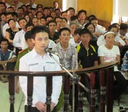 Bị cáo Trần Văn Đông trước vành móng ngựa