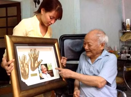 Nhà văn Tô Hoài tham gia triển lãm và đấu giá tiêu bản… đôi bàn tay của chính mình để gây quỹ giúp trẻ em ung thư tháng 6/2013 (Ảnh: Tùng Nguyên) Nhà văn Tô Hoài tham gia triển lãm và đấu giá tiêu bản… đôi bàn tay của chính mình để gây quỹ giúp trẻ em ung thư tháng 6/2013 (Ảnh: Tùng Nguyên)