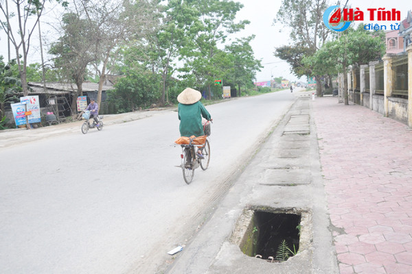 muong thoat nuoc bay nguoi di duong mat my quan do thi