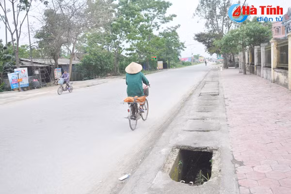 muong thoat nuoc bay nguoi di duong mat my quan do thi