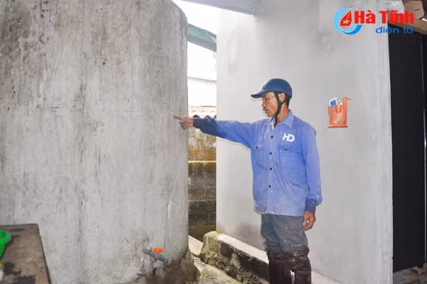 nguoi dan trung loc khat nuoc sach