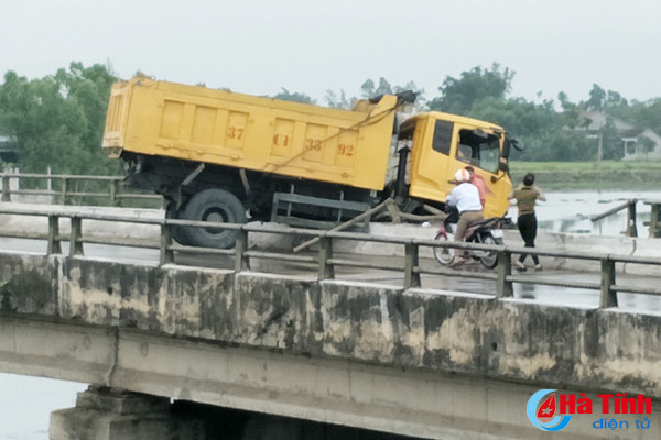 xe ben mat lai suyt lao xuong song