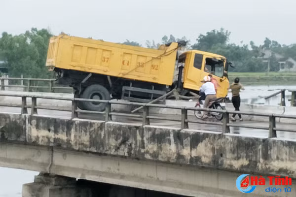 xe ben mat lai suyt lao xuong song