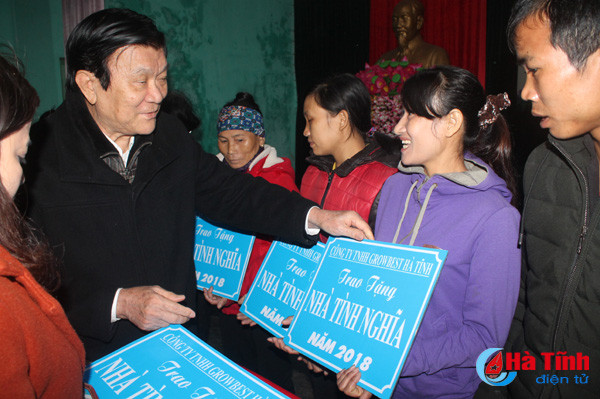 nguyen chu tich nuoc dang huong den tho co tong bi thu le duan tang qua tet o tx ky anh