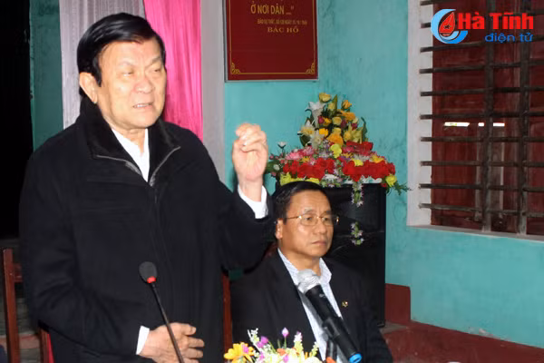 nguyen chu tich nuoc dang huong den tho co tong bi thu le duan tang qua tet o tx ky anh