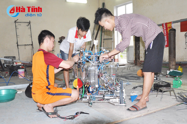 gac le sinh vien cao dang cong nghe ha tinh an ngu cung robot