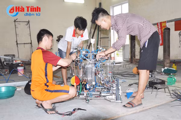 gac le sinh vien cao dang cong nghe ha tinh an ngu cung robot