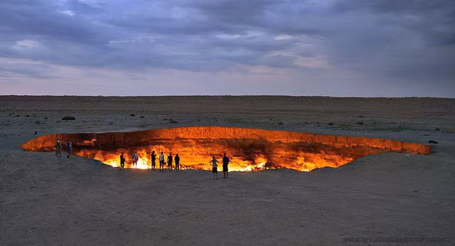 cong dia nguc boc chay ngun ngut tren sa mac suot nua the ky
