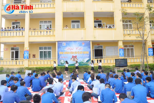 sinh vien truong cd cong nghe ha tinh rung chuong vang bao ve moi truong