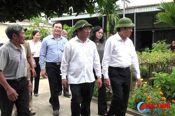 nguyen chu tich nuoc truong tan sang tham quan kdc mau tai duc tho
