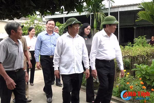 nguyen chu tich nuoc truong tan sang tham quan kdc mau tai duc tho