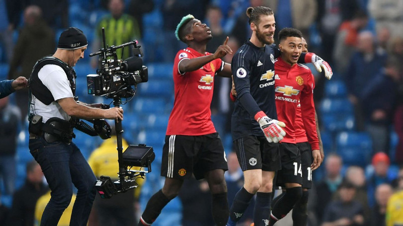MU (Anh): “Quỷ đỏ” Manchester đang có thành tích tốt nhất Premier League kể từ khi Sir Alex Ferguson nghỉ hưu. Dưới sự dẫn dắt của huấn luyện viên Jose Mourinho ở mùa thứ hai, MU hướng tới vị trí á quân giải quốc nội. Tuy nhiên, khoảng cách điểm giữa câu lạc bộ chủ sân Old Trafford và đội vô địch Man City là rất lớn khi kém đối thủ cùng thành phố Manchester tới 16 điểm dù MU thi đấu nhiều hơn 1 trận. xac dinh 9 doi bong lon du champions league mua 2018 19