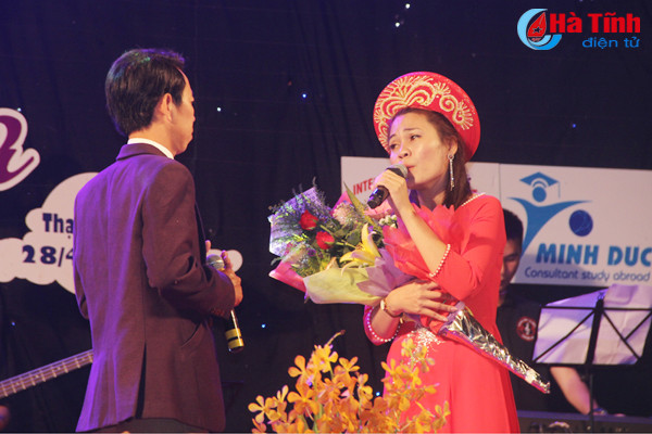 Hơn 2.000 người dân Hà Tĩnh tham gia đêm nhạc bolero “Hoa tím người xưa”