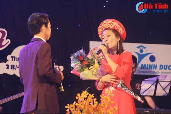 Hơn 2.000 người dân Hà Tĩnh tham gia đêm nhạc bolero “Hoa tím người xưa”