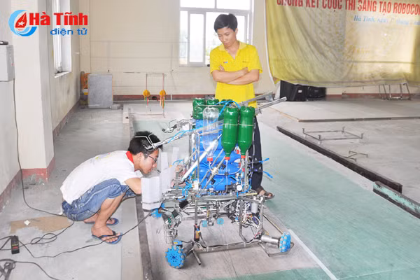 gac le sinh vien cao dang cong nghe ha tinh an ngu cung robot